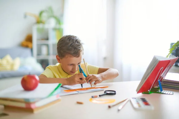 Garçon Capable Dessinant Avec Enthousiasme Une Forme Géométrique Avec Une — Photo