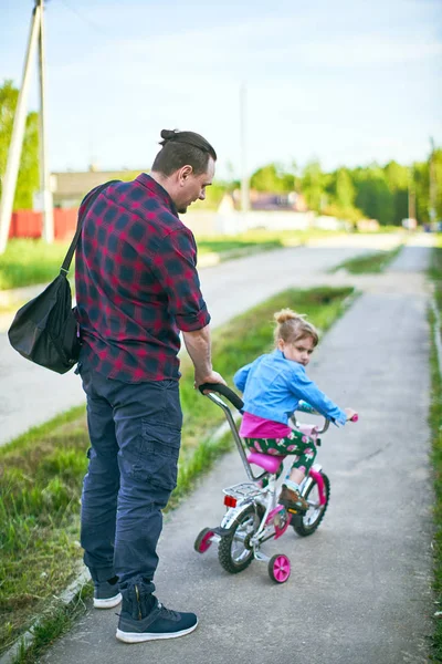 Père Apprend Petite Fille Faire Vélo Papa Apprend Fille Faire — Photo