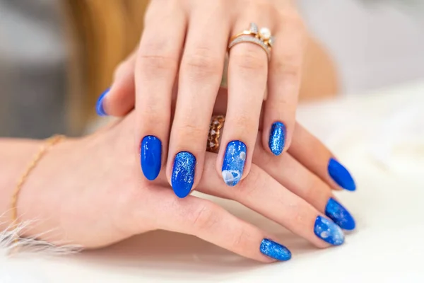 Handen Van Een Meisje Met Een Mooie Blauwe Manicure Zijn — Stockfoto