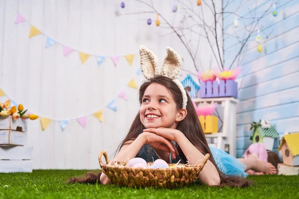 Парень Празднует Пасху Смешной Счастливый Ребенок Кроличьих Ушах Играющий Пасхальными — стоковое фото