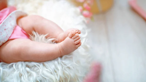 Pequenas Pernas Fofas Bebê Recém Nascido Que Está Deitado Casa — Fotografia de Stock