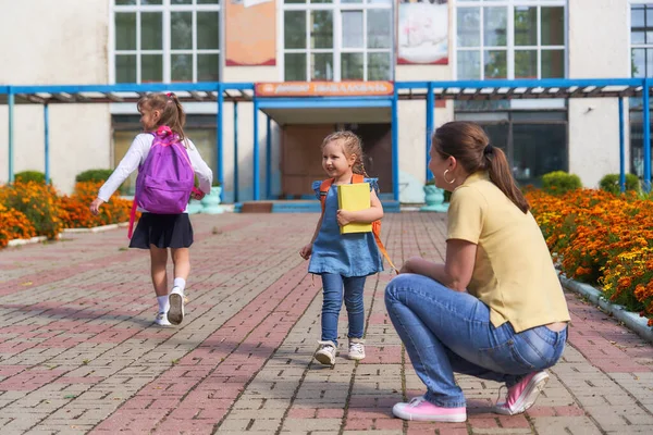 Mãe Conhece Filha Escola Primária Criança Alegre Corre Para Braços — Fotografia de Stock