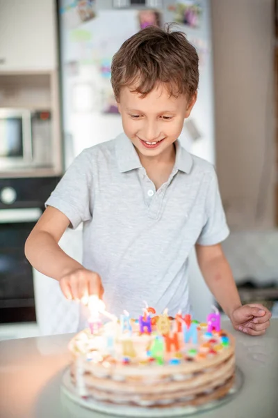 Niño Enciende Velas Pastel Cumpleaños Celebración Cumpleaños Casa Retrato Niño —  Fotos de Stock