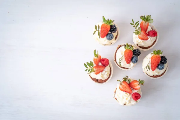 Frische Köstliche Cupcakes Mit Joghurtcreme Und Frischen Beeren Kuchen Mit — Stockfoto