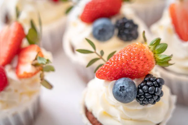 Fresh Delicious Cupcakes Yogurt Cream Fresh Berries Close Cakes Cream — Stock Photo, Image