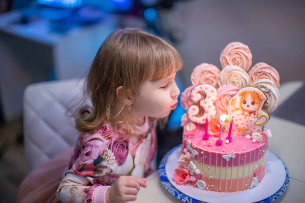 Compleanno Una Bambina Felice Spegne Candele Sulla Torta Compleanno Festeggia — Foto Stock
