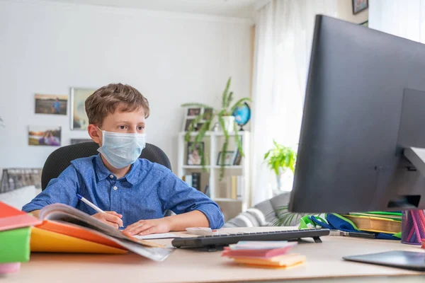 Niño Con Máscara Facial Con Computadora Hace Tarea Durante Una — Foto de Stock