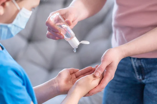 Familia Con Niños Mascarilla Compras Viajes Madre Niño Usan Mascarilla — Foto de Stock