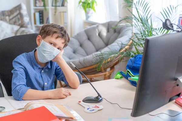 Muchacho Triste Con Máscara Facial Con Computadora Hace Tarea Durante — Foto de Stock