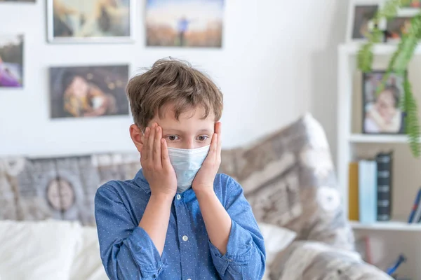 Rémült Szomorú Fiú Orvosi Maszkban Karantén Védelmi Vírus Fogalma Influenza — Stock Fotó