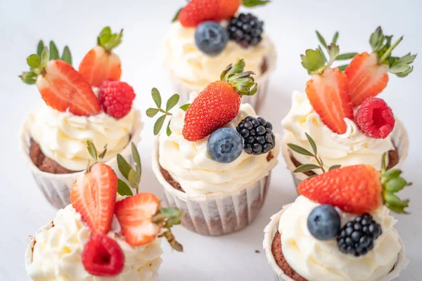 Fresh Delicious Cupcakes Yogurt Cream Fresh Berries Cakes Cream Strawberries — Stock Photo, Image