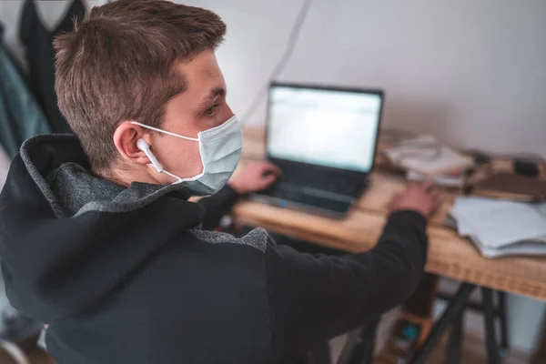 Adolescente Activa Niño Máscara Facial Con Tarea Portátil Durante Una — Foto de Stock