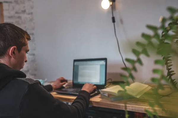 Aktiv Tonåring Pojke Ansiktsmask Med Laptop Läxa Coronavirus Karantän Begreppet — Stockfoto