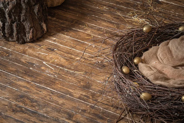 Счастливой Пасхи Пасхальное Украшение Гнездо Ивовых Ветвей Золотыми Яйцами Коричневом — стоковое фото