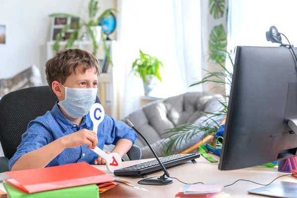 Egy Számítógépes Maszkos Fiú Megcsinálja Házi Feladatát Koronavírus Karantén Alatt — Stock Fotó