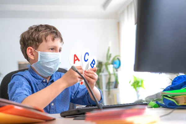 Dreng Ansigtet Maske Med Computer Gør Sit Hjemmearbejde Coronavirus Karantæne - Stock-foto