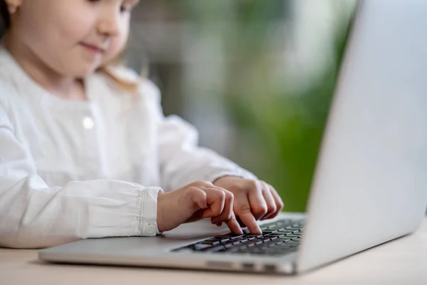 Primer Plano Las Manos Niña Uso Computadora Portátil Para Aprender — Foto de Stock