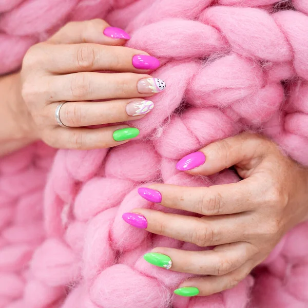 Veel Kleur Glans Manicure Handen Heeft Verschillende Vlekken Roze Achtergrond — Stockfoto