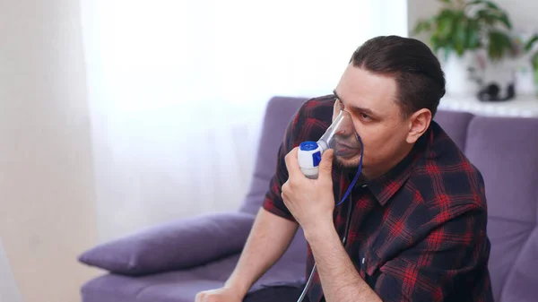 Portret Van Een Man Die Inhaleert Gebruik Vernevelaar Inhalator Voor — Stockfoto