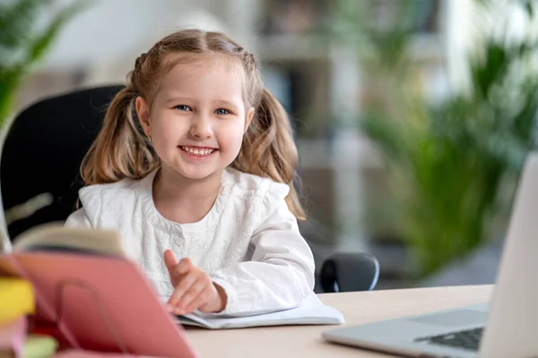 Niña Utiliza Ordenador Portátil Para Aprender Casa Niño Sonríe Felizmente — Foto de Stock