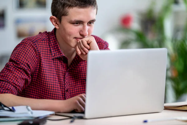 Brooding Aktiv Tonåring Kille Med Hörlurar Lyssnar Föreläsning Gör Anteckningsbok — Stockfoto