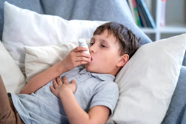 Menino Doente Cansado Tossir Peito Segurando Inalador Tendo Alergia Asma — Fotografia de Stock