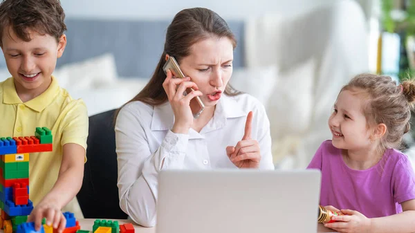 Genç Kadınlar Evde Dizüstü Bilgisayarla Çalışıyorlar Telefonla Konuşuyorlar Iki Çocukla — Stok fotoğraf