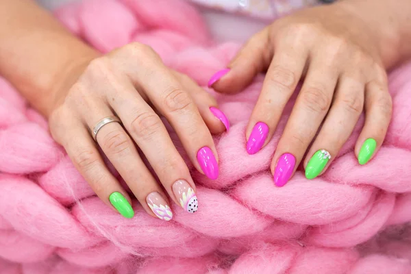 Veel Kleur Glans Manicure Handen Heeft Verschillende Vlekken Roze Achtergrond — Stockfoto