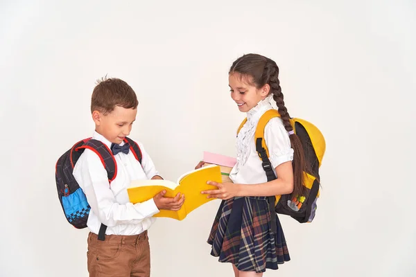 Menina Escola Menino Com Mochilas Olhar Para Livro Sobre Fundo — Fotografia de Stock