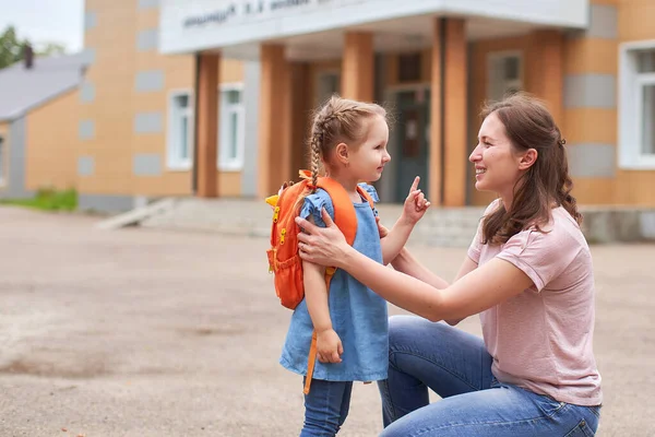 Femme Soutient Moralement Fille Tenant Main Encourage Enfant Mère Accompagne — Photo