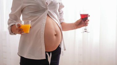 Alkolizm hamileliği sorunları. Meyve suyu ve şarap arasında seçim yapmaya hazırdı. Kadın uzun süre alkol içerek hamile kaldı. Çocuk doğurma dönemi. Bebeğini kaybetme tehlikesi, düşük yapma.