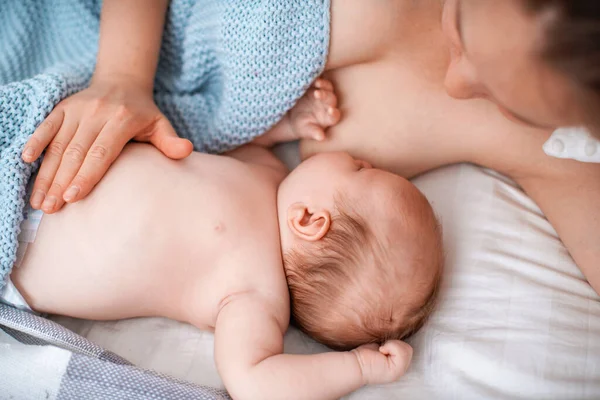 Feliz Joven Amamantando Abrazando Bebé Mamá Amamantando Recién Nacido Acostado —  Fotos de Stock