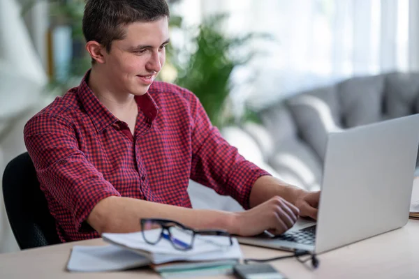 Leende Tonårskille Som Tittar Instruktionsvideo Gör Anteckningsboken Med Hjälp Bärbar — Stockfoto