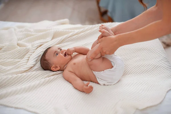 Babymassage Kvinna Gör Gymnastik För Barnet För Dess Utveckling Mamma — Stockfoto