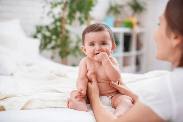 Lindo Bebé Sonriente Con Dientes Rascarse Cama Habitación Madre Sostiene — Foto de Stock