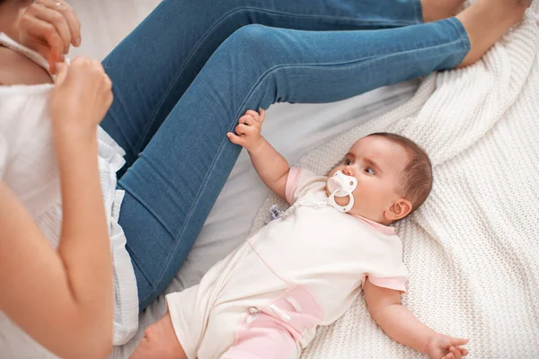 Preparación Para Lactancia Bebé Está Acostado Cama Esperando Hora Comer — Foto de Stock