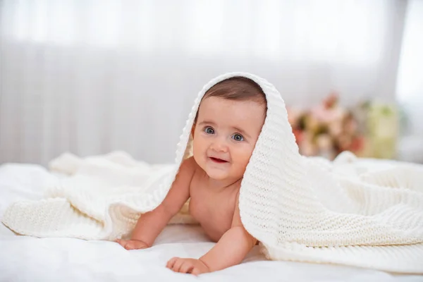 Sevimli Tatlı Bebek Yatakta Uzanıyor Gülümsüyor Aylık Küçük Meraklı Bir — Stok fotoğraf