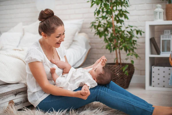 Felice Famiglia Amorevole Giovane Madre Seduta Sul Tappeto Vicino Letto — Foto Stock