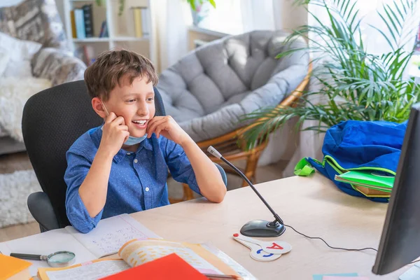 Niño Quitándose Una Máscara Cara Mientras Está Sentado Una Computadora — Foto de Stock