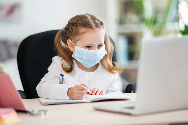 Linda Niña Haciendo Los Deberes Escribiendo Cuaderno Usando Una Computadora — Foto de Stock