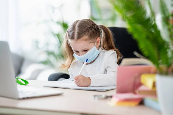 Linda Niña Haciendo Los Deberes Escribiendo Cuaderno Usando Una Computadora — Foto de Stock