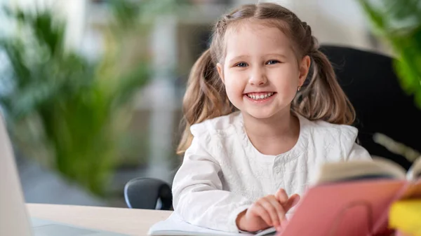 Close Portret Van Een Mooi Meisje Dat Thuis Studeert Kind — Stockfoto