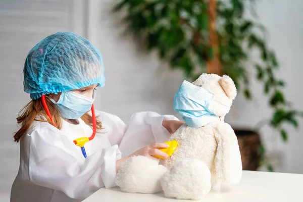 Encantadora Niña Abrigo Blanco Gorra Máscara Usando Estetoscopio Escucha Teddy —  Fotos de Stock