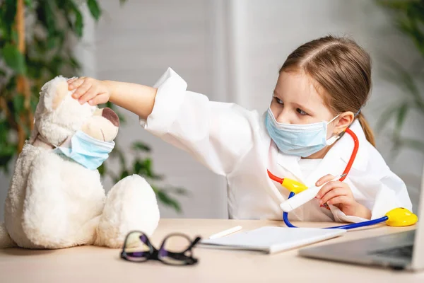 Adorable Niña Pequeña Con Abrigo Blanco Máscara Temperatura Medida Osito —  Fotos de Stock