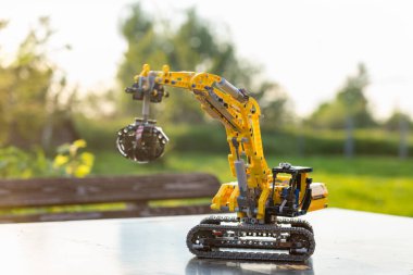 Bir çocuk tarafından monte edilen kazıcı oyuncaklarının yakın çekimi. Oyuncak açık havada duruyor..