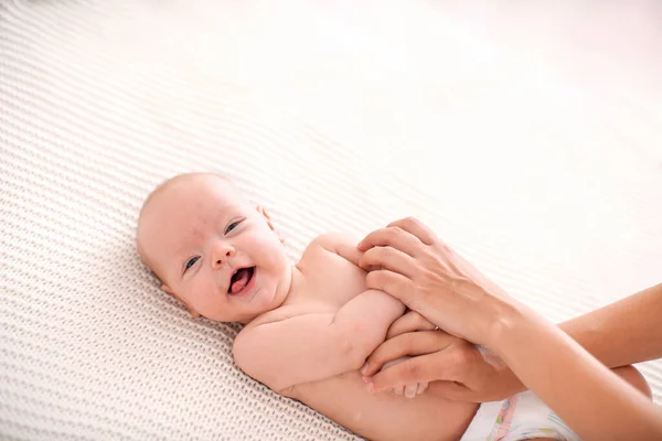 Bebé Gimnasia Mujer Haciendo Ejercicios Con Niño Para Desarrollo Masajear — Foto de Stock