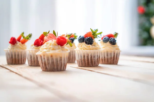 Fresh Delicious Cupcakes Yogurt Cream Fresh Berries Cakes Cream Strawberries — Stock Photo, Image