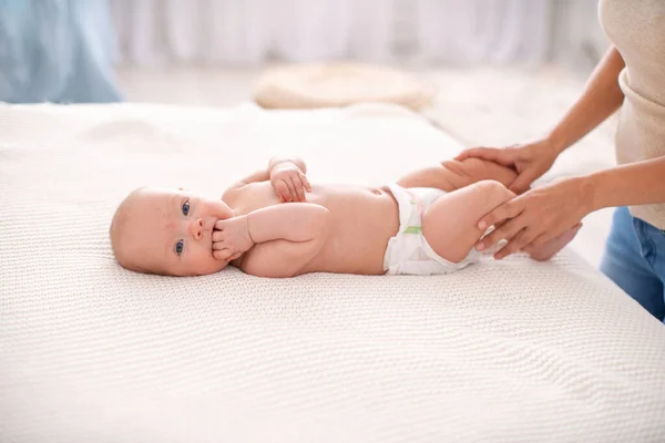 Massagem Bebé Massagear Barriga Bebê Durante Cólica Recém Nascido Colicky — Fotografia de Stock