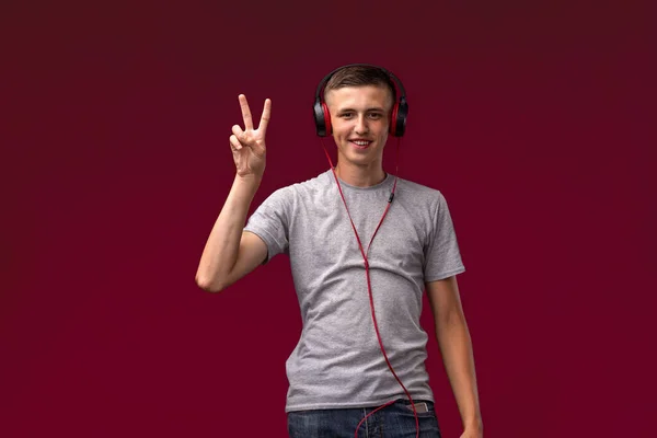 Chico Positivo Adolescente Con Auriculares Escuchando Música Desde Teléfono Inteligente — Foto de Stock