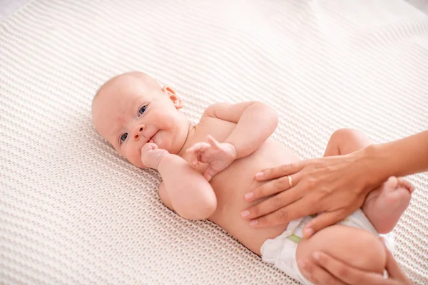 Babymassage Massör Massera Magen Barnet Kolik Nyfödd Kolik Baby Utan — Stockfoto